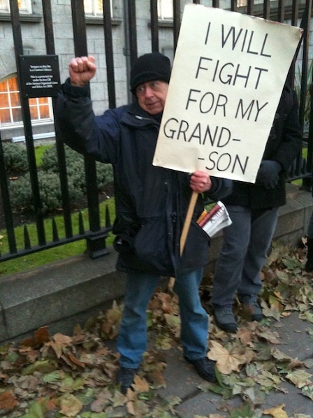 Mann mit Plakat: I Will Fight For My Grandson